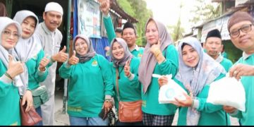 Relawan Sejati Bangkit Bagikan Nasi Kotak Buat Takjil