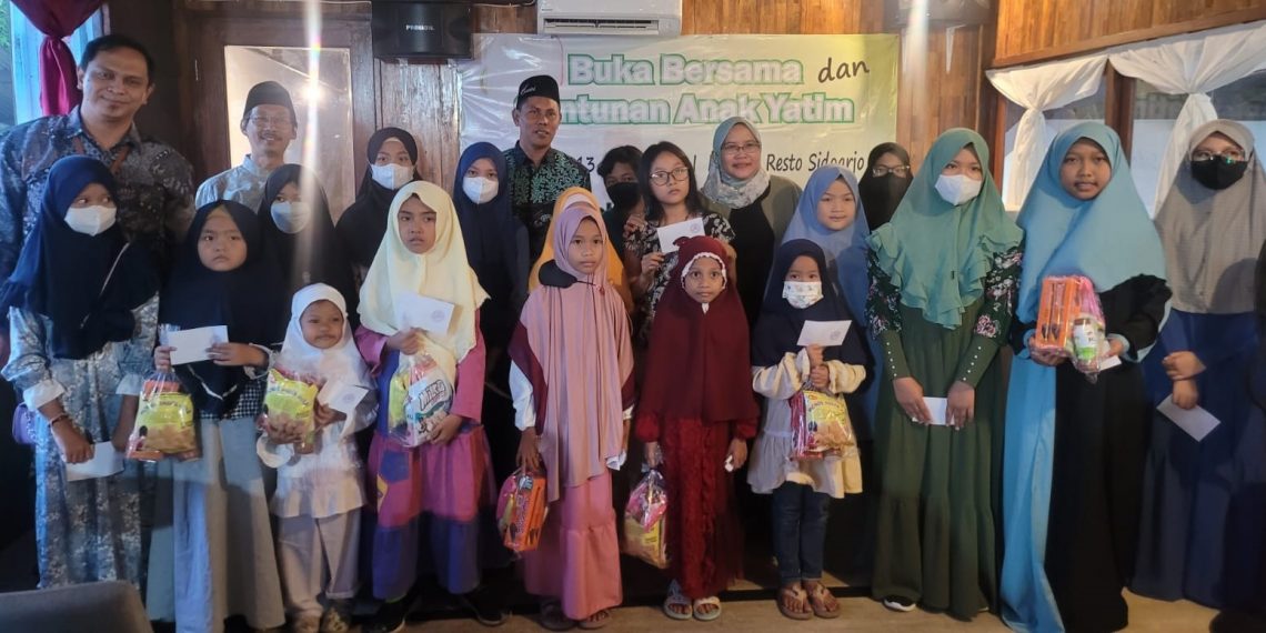 Kepala Sekolah SD Swasta Sidoarjo Berikan Santunan Anak Yatim