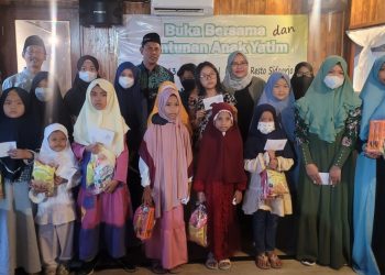 Kepala Sekolah SD Swasta Sidoarjo Berikan Santunan Anak Yatim