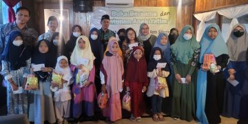 Kepala Sekolah SD Swasta Sidoarjo Berikan Santunan Anak Yatim