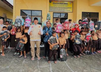 Peringati Hardiknas, BHS Beri Bantuan Tas Sekolah di SDN Terpencil