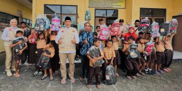 Peringati Hardiknas, BHS Beri Bantuan Tas Sekolah di SDN Terpencil