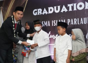 Lantunan Nadhoman Aqidatul Awwam Getarkan Wisuda SMA Islam Parlaungan