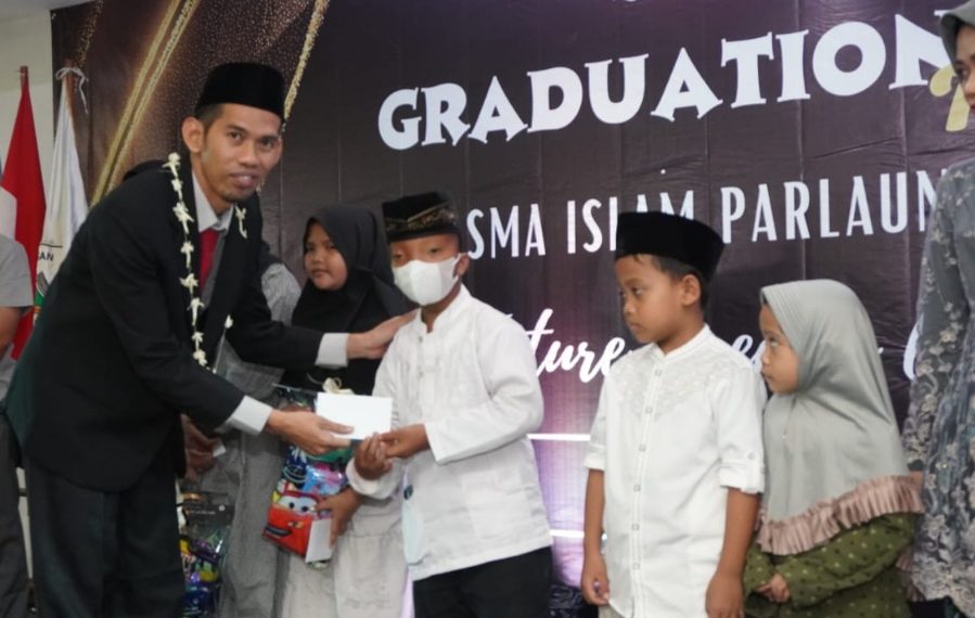 Lantunan Nadhoman Aqidatul Awwam Getarkan Wisuda SMA Islam Parlaungan