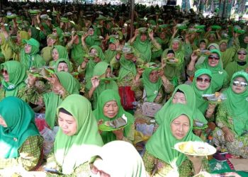 Ribuan Warga Muslimat NU Sidoarjo Beramai-Ramai Makan Kupang Lontong