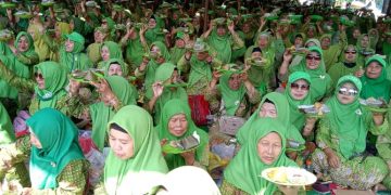 Ribuan Warga Muslimat NU Sidoarjo Beramai-Ramai Makan Kupang Lontong