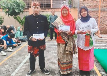 Peringati Hardiknas SMK YPM 8 Beri Penghargaan Siswa dan Guru Pemakai Baju Adat Terbaik