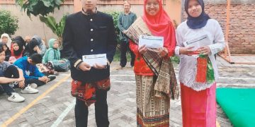 Peringati Hardiknas SMK YPM 8 Beri Penghargaan Siswa dan Guru Pemakai Baju Adat Terbaik