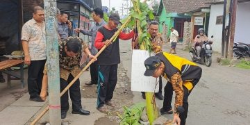 Bupati Perintahkan Dinas PU Bersihkan Pohon Pisang dan Perbaiki Jalan yang Rusak