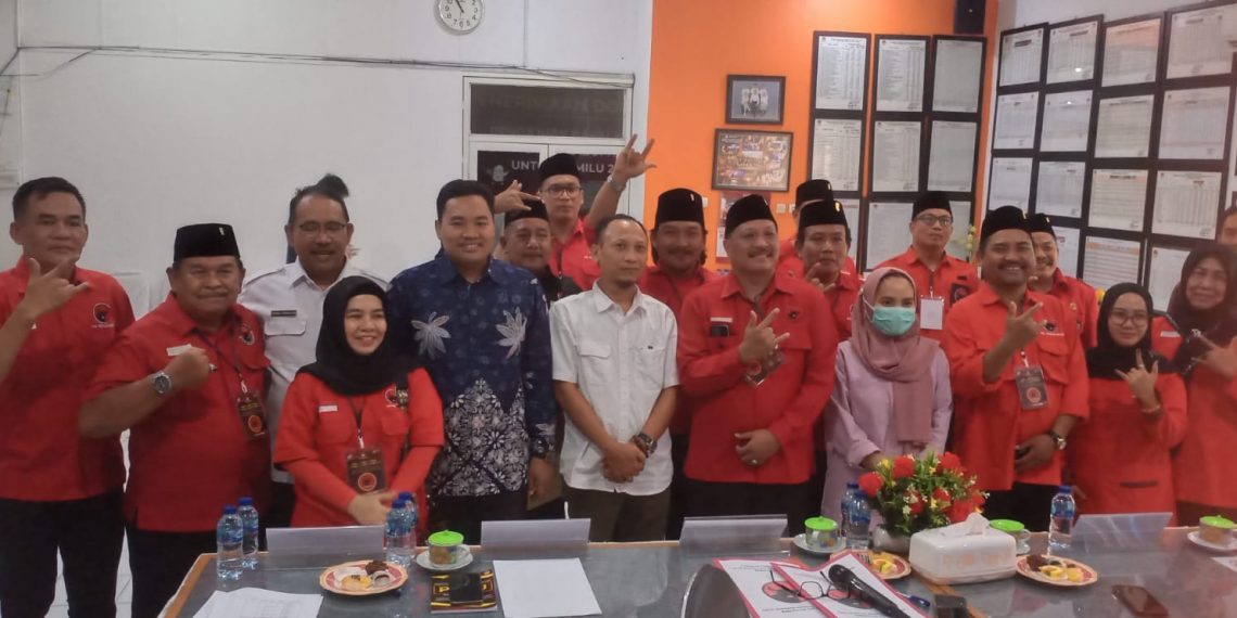 Diiringi Grup Pencak Macan, PDIP Gresik Daftarkan Bacalegnya ke KPU
