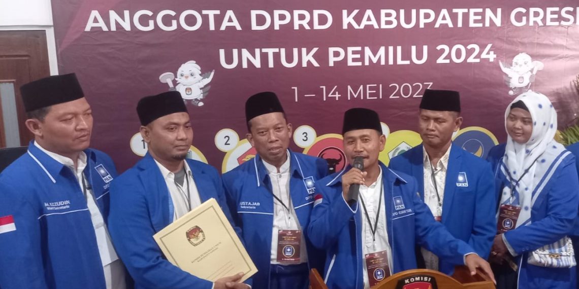 Jalan Kaki Diiringi Grup Drumband, DPD PAN Daftarkan Bacalegnya ke KPU Gresik