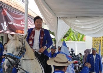 Tunggangi Kuda, Ketua Demokrat Daftarkan 50 Bacaleg ke KPU Sidoarjo