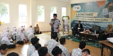 Zawawi Imron Membedah Empat Buku Karya Guru dan Siswa Al Muslim Sidoarjo