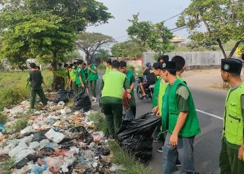 Pasukan Semut SMK YPM 8 Sidoarjo Lakukan Respon Cepat Bersihkan Sampah