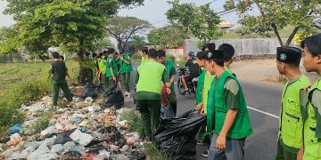 Pasukan Semut SMK YPM 8 Sidoarjo Lakukan Respon Cepat Bersihkan Sampah