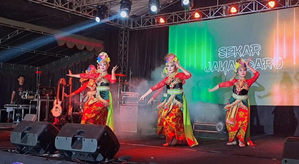 Tari ‘Sekar Jayandaru’ Pukau Ribuan Penonton Dreifest 2023 SMAN 3 Sidoarjo