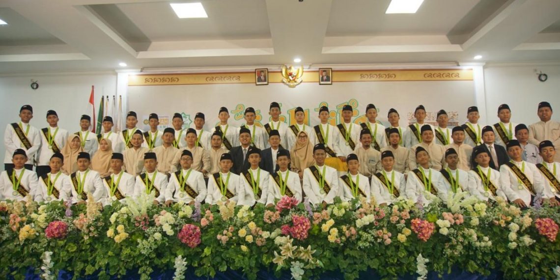 Luar Biasa, 17 dari 37 Wisudawan Pesantren Refah Islami Gresik Hafal 30 Juz Al Quran