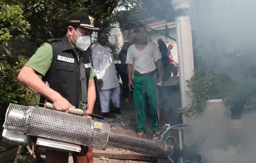 Wabup Sidoarjo Subandi Turun Tangan Fogging Desa Pabean
