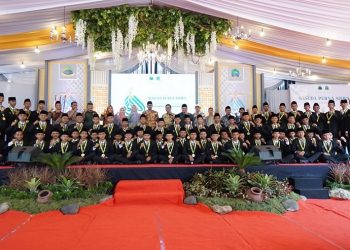 Bupati Sidoarjo Beri Apresiasi Wisudawan ke IV MTs Bumi Sholawat Tulangan