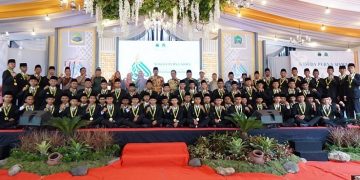 Bupati Sidoarjo Beri Apresiasi Wisudawan ke IV MTs Bumi Sholawat Tulangan