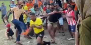 Sepak Bola Tarkam di Mojokerto Rusuh, Puluhan Penonton Keroyok Wasit