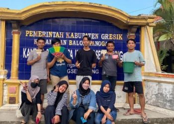 Mahasiswa KKN UMG  Percantik Area Balai Desa Karangasemanding, Balongpanggang
