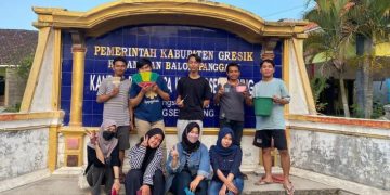 Mahasiswa KKN UMG  Percantik Area Balai Desa Karangasemanding, Balongpanggang