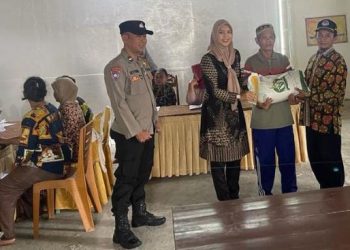 Polres Trenggalek Kerahkan Bhabinkamtibmas, Pastikan Penyaluran Bansos Aman-Lancar