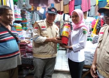 Kunjungi Pasar Wadungasri, BHS Beri Tabung APAR Untuk Pedagang