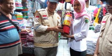 Kunjungi Pasar Wadungasri, BHS Beri Tabung APAR Untuk Pedagang