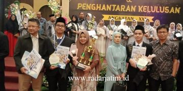 Lulusan SMP Al Falah Sidoarjo Harus Tetap Menjaga Akhlak Mulia