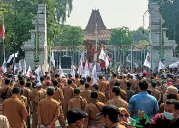 Ribuan Perangkat Desa Demo Tagih Janji ke Bupati Muhdlor