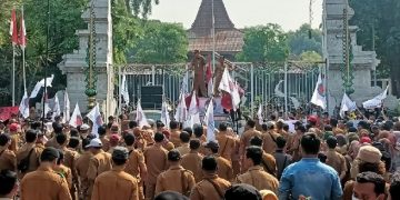 Ribuan Perangkat Desa Demo Tagih Janji ke Bupati Muhdlor