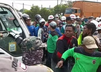 Sehari Pasca-Kunjungan Jokowi, KEK JIIPE Manyar Didemo Ratusan Massa Sekber Gresik, Protes Rendahnya Serapan Tenaga Kerja Lokal