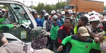 Sehari Pasca-Kunjungan Jokowi, KEK JIIPE Manyar Didemo Ratusan Massa Sekber Gresik, Protes Rendahnya Serapan Tenaga Kerja Lokal