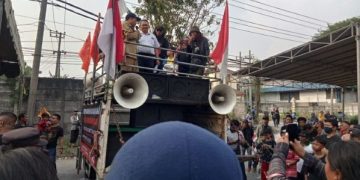 Deal, Kades Pimpin Demo Pabrik Kayu, Tuntutan Pekerjakan 60% dari Warga Sukorejo, Gresik Dikabulkan