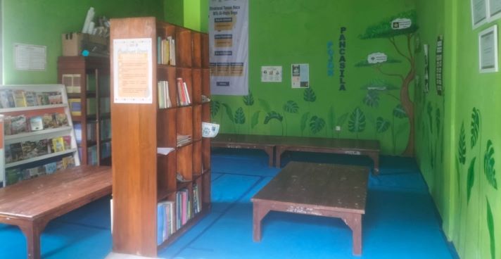 Mahasiswa KKN-T 11 Unesa Berjibaku Sulap Gudang Jadi Perpustakaan