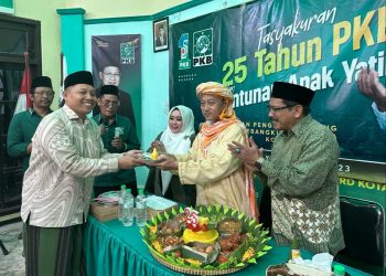 Cak Rochim dan DPC PKB Surabaya Rayakan Harlah ke-25 Bersama Anak Yatim