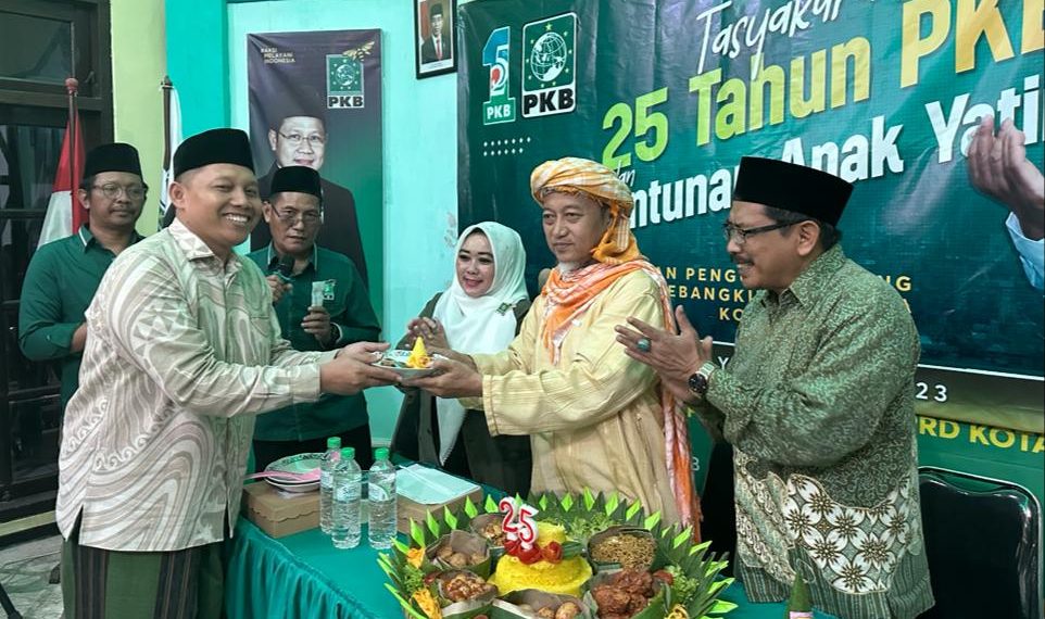 Cak Rochim dan DPC PKB Surabaya Rayakan Harlah ke-25 Bersama Anak Yatim
