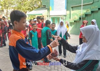 Siswa SMP PGRI 1 Buduran Dilatih Bergotong-Royong dan Berbagi Sesama