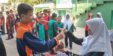 Siswa SMP PGRI 1 Buduran Dilatih Bergotong-Royong dan Berbagi Sesama