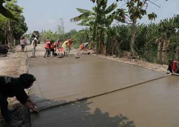 Ruas Jalan Tarik-Mliriprowo Melintasi 4 Desa Mulai Dicor