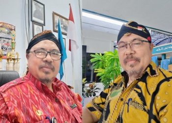 Dr. H. Panoyo M.Pd Lestarikan Pakaian Adat Jawa, Koleksi 250 Blangkon