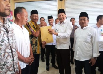 Wabup Subandi Berikan Tanda Jasa Kepada Staf Dan BPD Eks Desa Terdampak Lumpur Sidoarjo