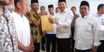 Wabup Subandi Berikan Tanda Jasa Kepada Staf Dan BPD Eks Desa Terdampak Lumpur Sidoarjo