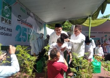 Syukuran Harlah ke 25 Tahun, Ketua PKB Sidoarjo Gendong Anak Yatim
