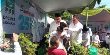 Syukuran Harlah ke 25 Tahun, Ketua PKB Sidoarjo Gendong Anak Yatim