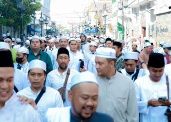 Di Gresik, Belasan Ribu Jamaah Banjiri Puncak Haul ke-68 Habib Abu Bakar bin Muhammad Assegaf