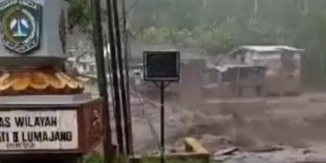 Tebing Longsor, Tiga Orang Tewas, Akses Jalan Lumajang-Malang Kembali Terputus