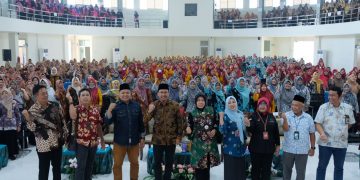 Bupati Sidoarjo Gelontor Insentif dan Honor Bagi 190 Nakes dan 10.558 Kader Posyandu